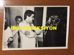LEVENT KIRCA'NIN İLK EŞİ NUR DİNER'İN ÇOCUKLARI OĞULCAN KIRCA'NIN DOĞUMUNU YAPTIĞI GÜN HASTANEDE ÇEKİLMİŞ 4 FARKLI ÖZEL KARENİN YER ALDIĞI 4'LÜ ORİJİNAL FOTOĞRAF SETİ - FOTOĞRAFLAR 18 x 12 cm EBADINDADIR - ÖZEL ARŞİV, 4 TEMMUZ 1977