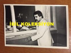 LEVENT KIRCA'NIN İLK EŞİ NUR DİNER'İN ÇOCUKLARI OĞULCAN KIRCA'NIN DOĞUMUNU YAPTIĞI GÜN HASTANEDE ÇEKİLMİŞ 4 FARKLI ÖZEL KARENİN YER ALDIĞI 4'LÜ ORİJİNAL FOTOĞRAF SETİ - FOTOĞRAFLAR 18 x 12 cm EBADINDADIR - ÖZEL ARŞİV, 4 TEMMUZ 1977