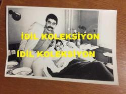 LEVENT KIRCA'NIN İLK EŞİ NUR DİNER'İN ÇOCUKLARI OĞULCAN KIRCA'NIN DOĞUMUNU YAPTIĞI GÜN HASTANEDE ÇEKİLMİŞ 4 FARKLI ÖZEL KARENİN YER ALDIĞI 4'LÜ ORİJİNAL FOTOĞRAF SETİ - FOTOĞRAFLAR 18 x 12 cm EBADINDADIR - ÖZEL ARŞİV, 4 TEMMUZ 1977