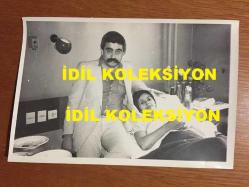 LEVENT KIRCA'NIN İLK EŞİ NUR DİNER'İN ÇOCUKLARI OĞULCAN KIRCA'NIN DOĞUMUNU YAPTIĞI GÜN HASTANEDE ÇEKİLMİŞ 4 FARKLI ÖZEL KARENİN YER ALDIĞI 4'LÜ ORİJİNAL FOTOĞRAF SETİ - FOTOĞRAFLAR 18 x 12 cm EBADINDADIR - ÖZEL ARŞİV, 4 TEMMUZ 1977