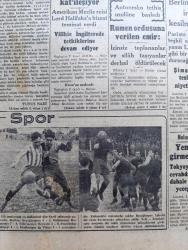 Cumhuriyet Gazetesi - 3 Şubat 1941 - Harpten Sonraki Facia Yazan Yunus Nadi Köşe Yazısı - Metaksas İçin Ayin Fotoğrafı -  Alman Tayyareleri Libay Üslerine Akın Yaptılar -Eritrede Agordat Ve Bierundi Zaptedildi - Berlin Vichy İrtibatı Kesilmek Üzere - Arnavutluk Cephelerinde Son Vaziyeti Gösterir Harita - Beşiktaş 5 Beyoğluspor 1 Fotoğraf - Galatasaray Kasımpaşayı 5 0 Yendi - Büyük Muasırlar Yazan Winston Churchill Yazı Dizisi - Körler Orkestrasının Konseri - Kızıl Vazo Yazan Peride Celal Yazı Dizisi - Yeni Irak Kabinesi Kuruldu - İş İnada Bindi Galiba Yazan Burhan Felek Köşe Yazısı - 5 Resim Sergisi Yazan Fikret Adil - Münir Nurettin Yarın Akşam Zengin Programlı Bir Konser Veriyor - Lig Maçlarında Puan Vaziyeti - Şehir Tiyatrosu İstiklal Caddesi Komedi Kısmında Kiralık Odalar - Çapamarka - Tungsram - Nevrozin Ağrı Kesici - Türkiye Cumhuriyeti Ziraat Bankası - Singer Saatleri