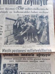 Cumhuriyet Gazetesi - 30 Aralık 1961 - Hangi Sistem Yazan Nadir Nadi Köşe Yazısı - Mebus Maaşlarına Zam İhtimali Zayıflıyor - Mebuslar İçin Caddede Mendil Açıldı Bir Vatandaş Paltosunu Bağışladı Fotoğrafı - İşçiler Kolektif İş Akdi Ve Grev Hakkı İsteyecek - Yasak Kısa Sürdü Adalet Partili Milletvekilleri Kayseri Cezaevini Ziyaret Etti - Yılbaşı İçin Param Yok Diyen Mebusa 2 Bin Lira Para Gönderildi - İstanbul'un Taşı Toprağı Yazan Orhan Kemal Yazı Dizisi - Polis Yılbaşı Gecesi İçin Tedbir Aldı - Amerikan Yardımı Niçin Arttırılamıyor Yazan Suat Aray - Bay Oscar Karikatür - Resimli Roman Melun Kız Çizen Yves Sayol - 1961 1962 Yunus Nadi Mükafatı En Önemli Davamız Nedir - Tiyatro Sinekler Aşk Efsanesi Ve 3. Selim Yazan Lütfi Ay - Sinema Endüstrisine En Fazla Para Kazandıran Yıldız Elizabeth Taylor - Şirvan Eruh Şırnak Ve Pervari Bölgelerine Hükmeden Adam Haco - Galatasaray Kampta - İddialı Kasımpaşa Beşiktaş Karşısında - Voleybolda Galatasaray Darüşşafaka Maçı - Fenerbahçe Galatasaray Maç