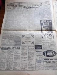 Cumhuriyet Gazetesi - 30 Aralık 1961 - Hangi Sistem Yazan Nadir Nadi Köşe Yazısı - Mebus Maaşlarına Zam İhtimali Zayıflıyor - Mebuslar İçin Caddede Mendil Açıldı Bir Vatandaş Paltosunu Bağışladı Fotoğrafı - İşçiler Kolektif İş Akdi Ve Grev Hakkı İsteyecek - Yasak Kısa Sürdü Adalet Partili Milletvekilleri Kayseri Cezaevini Ziyaret Etti - Yılbaşı İçin Param Yok Diyen Mebusa 2 Bin Lira Para Gönderildi - İstanbul'un Taşı Toprağı Yazan Orhan Kemal Yazı Dizisi - Polis Yılbaşı Gecesi İçin Tedbir Aldı - Amerikan Yardımı Niçin Arttırılamıyor Yazan Suat Aray - Bay Oscar Karikatür - Resimli Roman Melun Kız Çizen Yves Sayol - 1961 1962 Yunus Nadi Mükafatı En Önemli Davamız Nedir - Tiyatro Sinekler Aşk Efsanesi Ve 3. Selim Yazan Lütfi Ay - Sinema Endüstrisine En Fazla Para Kazandıran Yıldız Elizabeth Taylor - Şirvan Eruh Şırnak Ve Pervari Bölgelerine Hükmeden Adam Haco - Galatasaray Kampta - İddialı Kasımpaşa Beşiktaş Karşısında - Voleybolda Galatasaray Darüşşafaka Maçı - Fenerbahçe Galatasaray Maç
