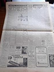 Cumhuriyet Gazetesi - 30 Aralık 1961 - Hangi Sistem Yazan Nadir Nadi Köşe Yazısı - Mebus Maaşlarına Zam İhtimali Zayıflıyor - Mebuslar İçin Caddede Mendil Açıldı Bir Vatandaş Paltosunu Bağışladı Fotoğrafı - İşçiler Kolektif İş Akdi Ve Grev Hakkı İsteyecek - Yasak Kısa Sürdü Adalet Partili Milletvekilleri Kayseri Cezaevini Ziyaret Etti - Yılbaşı İçin Param Yok Diyen Mebusa 2 Bin Lira Para Gönderildi - İstanbul'un Taşı Toprağı Yazan Orhan Kemal Yazı Dizisi - Polis Yılbaşı Gecesi İçin Tedbir Aldı - Amerikan Yardımı Niçin Arttırılamıyor Yazan Suat Aray - Bay Oscar Karikatür - Resimli Roman Melun Kız Çizen Yves Sayol - 1961 1962 Yunus Nadi Mükafatı En Önemli Davamız Nedir - Tiyatro Sinekler Aşk Efsanesi Ve 3. Selim Yazan Lütfi Ay - Sinema Endüstrisine En Fazla Para Kazandıran Yıldız Elizabeth Taylor - Şirvan Eruh Şırnak Ve Pervari Bölgelerine Hükmeden Adam Haco - Galatasaray Kampta - İddialı Kasımpaşa Beşiktaş Karşısında - Voleybolda Galatasaray Darüşşafaka Maçı - Fenerbahçe Galatasaray Maç