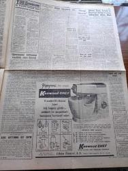 Cumhuriyet Gazetesi - 30 Aralık 1961 - Hangi Sistem Yazan Nadir Nadi Köşe Yazısı - Mebus Maaşlarına Zam İhtimali Zayıflıyor - Mebuslar İçin Caddede Mendil Açıldı Bir Vatandaş Paltosunu Bağışladı Fotoğrafı - İşçiler Kolektif İş Akdi Ve Grev Hakkı İsteyecek - Yasak Kısa Sürdü Adalet Partili Milletvekilleri Kayseri Cezaevini Ziyaret Etti - Yılbaşı İçin Param Yok Diyen Mebusa 2 Bin Lira Para Gönderildi - İstanbul'un Taşı Toprağı Yazan Orhan Kemal Yazı Dizisi - Polis Yılbaşı Gecesi İçin Tedbir Aldı - Amerikan Yardımı Niçin Arttırılamıyor Yazan Suat Aray - Bay Oscar Karikatür - Resimli Roman Melun Kız Çizen Yves Sayol - 1961 1962 Yunus Nadi Mükafatı En Önemli Davamız Nedir - Tiyatro Sinekler Aşk Efsanesi Ve 3. Selim Yazan Lütfi Ay - Sinema Endüstrisine En Fazla Para Kazandıran Yıldız Elizabeth Taylor - Şirvan Eruh Şırnak Ve Pervari Bölgelerine Hükmeden Adam Haco - Galatasaray Kampta - İddialı Kasımpaşa Beşiktaş Karşısında - Voleybolda Galatasaray Darüşşafaka Maçı - Fenerbahçe Galatasaray Maç