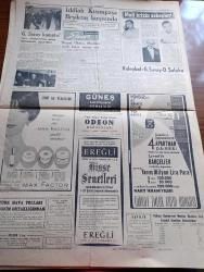 Cumhuriyet Gazetesi - 30 Aralık 1961 - Hangi Sistem Yazan Nadir Nadi Köşe Yazısı - Mebus Maaşlarına Zam İhtimali Zayıflıyor - Mebuslar İçin Caddede Mendil Açıldı Bir Vatandaş Paltosunu Bağışladı Fotoğrafı - İşçiler Kolektif İş Akdi Ve Grev Hakkı İsteyecek - Yasak Kısa Sürdü Adalet Partili Milletvekilleri Kayseri Cezaevini Ziyaret Etti - Yılbaşı İçin Param Yok Diyen Mebusa 2 Bin Lira Para Gönderildi - İstanbul'un Taşı Toprağı Yazan Orhan Kemal Yazı Dizisi - Polis Yılbaşı Gecesi İçin Tedbir Aldı - Amerikan Yardımı Niçin Arttırılamıyor Yazan Suat Aray - Bay Oscar Karikatür - Resimli Roman Melun Kız Çizen Yves Sayol - 1961 1962 Yunus Nadi Mükafatı En Önemli Davamız Nedir - Tiyatro Sinekler Aşk Efsanesi Ve 3. Selim Yazan Lütfi Ay - Sinema Endüstrisine En Fazla Para Kazandıran Yıldız Elizabeth Taylor - Şirvan Eruh Şırnak Ve Pervari Bölgelerine Hükmeden Adam Haco - Galatasaray Kampta - İddialı Kasımpaşa Beşiktaş Karşısında - Voleybolda Galatasaray Darüşşafaka Maçı - Fenerbahçe Galatasaray Maç