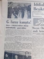 Cumhuriyet Gazetesi - 30 Aralık 1961 - Hangi Sistem Yazan Nadir Nadi Köşe Yazısı - Mebus Maaşlarına Zam İhtimali Zayıflıyor - Mebuslar İçin Caddede Mendil Açıldı Bir Vatandaş Paltosunu Bağışladı Fotoğrafı - İşçiler Kolektif İş Akdi Ve Grev Hakkı İsteyecek - Yasak Kısa Sürdü Adalet Partili Milletvekilleri Kayseri Cezaevini Ziyaret Etti - Yılbaşı İçin Param Yok Diyen Mebusa 2 Bin Lira Para Gönderildi - İstanbul'un Taşı Toprağı Yazan Orhan Kemal Yazı Dizisi - Polis Yılbaşı Gecesi İçin Tedbir Aldı - Amerikan Yardımı Niçin Arttırılamıyor Yazan Suat Aray - Bay Oscar Karikatür - Resimli Roman Melun Kız Çizen Yves Sayol - 1961 1962 Yunus Nadi Mükafatı En Önemli Davamız Nedir - Tiyatro Sinekler Aşk Efsanesi Ve 3. Selim Yazan Lütfi Ay - Sinema Endüstrisine En Fazla Para Kazandıran Yıldız Elizabeth Taylor - Şirvan Eruh Şırnak Ve Pervari Bölgelerine Hükmeden Adam Haco - Galatasaray Kampta - İddialı Kasımpaşa Beşiktaş Karşısında - Voleybolda Galatasaray Darüşşafaka Maçı - Fenerbahçe Galatasaray Maç