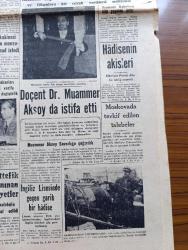 Cumhuriyet Gazetesi - 6 Aralık 1956 - Suriye'deki Türkler Yurdumuza Sığınıyor - Bugüne Kadar Yalnız Mardine Kaçanların Sayısı 1500 ü Aştı - Türkiye Suriye Hududunu Gösterir Harita - Amerika Bağdat Paktına Yeniden Teminat Verdi - Türkiye'nin Süveyş Kanalına Dair Görüşü - Üniversiteler Kanunu Derhâl Tadil Edilecek - Doçent Doktor Muammer Aksoy Da İstifa Etti - Komünistlerin Duruşması Gizli Devam Edecek - Türkiye İş Bankası - Sarayburnu Florya Sahil Yolu - Aşktan Da Üstün Yazan Elizabeth Gaskell Yazı Dizisi - Koruma Melekleri Yazan Burhan Felek Köşe Yazısı - Sevim Tarı - Şefik Hüsnü - Vehbi Koç Amerika'da Fotoğrafı - Tarihin Tarihi İmparatoriçe Öjeni Yazan Alain Decause - Kadın Moda Köşesi - Serkldoryan Binası Yıkılmadan Islah Edilemez Mi - Final Gününe 4 Güreşçi İle Girdik - Dursun Ali Erbaş - Müzahir Sille Mithat Bayrak - İstanbulspor Emniyeti Yenemedi Fotoğrafı