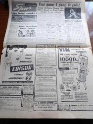 Cumhuriyet Gazetesi - 6 Aralık 1956 - Suriye'deki Türkler Yurdumuza Sığınıyor - Bugüne Kadar Yalnız Mardine Kaçanların Sayısı 1500 ü Aştı - Türkiye Suriye Hududunu Gösterir Harita - Amerika Bağdat Paktına Yeniden Teminat Verdi - Türkiye'nin Süveyş Kanalına Dair Görüşü - Üniversiteler Kanunu Derhâl Tadil Edilecek - Doçent Doktor Muammer Aksoy Da İstifa Etti - Komünistlerin Duruşması Gizli Devam Edecek - Türkiye İş Bankası - Sarayburnu Florya Sahil Yolu - Aşktan Da Üstün Yazan Elizabeth Gaskell Yazı Dizisi - Koruma Melekleri Yazan Burhan Felek Köşe Yazısı - Sevim Tarı - Şefik Hüsnü - Vehbi Koç Amerika'da Fotoğrafı - Tarihin Tarihi İmparatoriçe Öjeni Yazan Alain Decause - Kadın Moda Köşesi - Serkldoryan Binası Yıkılmadan Islah Edilemez Mi - Final Gününe 4 Güreşçi İle Girdik - Dursun Ali Erbaş - Müzahir Sille Mithat Bayrak - İstanbulspor Emniyeti Yenemedi Fotoğrafı