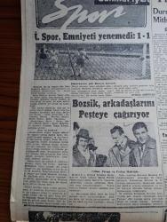 Cumhuriyet Gazetesi - 6 Aralık 1956 - Suriye'deki Türkler Yurdumuza Sığınıyor - Bugüne Kadar Yalnız Mardine Kaçanların Sayısı 1500 ü Aştı - Türkiye Suriye Hududunu Gösterir Harita - Amerika Bağdat Paktına Yeniden Teminat Verdi - Türkiye'nin Süveyş Kanalına Dair Görüşü - Üniversiteler Kanunu Derhâl Tadil Edilecek - Doçent Doktor Muammer Aksoy Da İstifa Etti - Komünistlerin Duruşması Gizli Devam Edecek - Türkiye İş Bankası - Sarayburnu Florya Sahil Yolu - Aşktan Da Üstün Yazan Elizabeth Gaskell Yazı Dizisi - Koruma Melekleri Yazan Burhan Felek Köşe Yazısı - Sevim Tarı - Şefik Hüsnü - Vehbi Koç Amerika'da Fotoğrafı - Tarihin Tarihi İmparatoriçe Öjeni Yazan Alain Decause - Kadın Moda Köşesi - Serkldoryan Binası Yıkılmadan Islah Edilemez Mi - Final Gününe 4 Güreşçi İle Girdik - Dursun Ali Erbaş - Müzahir Sille Mithat Bayrak - İstanbulspor Emniyeti Yenemedi Fotoğrafı