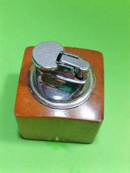 MÇ4----ESKİ AHŞAP KAİDELİ ARIZALI GAZLI MASA ÇAKMAĞI