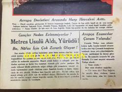 YENİ KÖROĞLU GAZETESİ - 1 MART 1933 - SAYI: 506 - AVRUPA DEVLETLERİ ARASINDA HARP HEVESLERİ ARTTI - GENÇLER NEDEN EVLENMİYORLAR? METRES USULÜ ALDI, YÜRÜDÜ! BU, NÜFUS İÇİN ÇOK ZARARLI OLUYOR! - ARAPÇA EZANCILAR ÇORUM YOLUNDA! - CİN AHMET GİBİ OLMASIN - DEFİNE BÖYLE OLUR - AMMA BABA! - KADININ FENDİ 2 ERKEĞİ YENDİ! - CAMI ÇERÇEVESİ İNEN FRENK! - İZMİR'DE YENİ HAPİSHANE - GİTTİ GİDER DAHİ GİDER - SİNEMA MELEK & SİNEMA ELHAMRA, BİR GECENİN ŞARKISI, JEAN KEPURA - KİM KİME PUSU KURUYOR? - TÜRK KIZI - KALDIRIM FUHŞU - YÜZBAŞI CELAL - HALİFE İLE HÜLAGU, İSLAM TARİHİ, ARAP HİLAFETİ TARİHE GÖMÜLDÜ VE HÜLAĞUNUN KURDUĞU İLHAN DEVLETİ YILLARCA PAYİDAR OLDU, ZİRAAT BANKASI - KÖY MEKTEBİ YENİ TÜRKİYE'NİN TEMEL TAŞI OLACAKTIR, DENİZLİ KADIKÖY NAHİYESİ MUALLİM SUPHİ BEY VE TALEBELERİNİN 1933 YILI FOTOĞRAFI