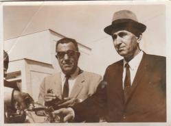 1950 Lİ YILLAR ELİNDE COCA COLA ŞİŞESİ OLAN ADAM NADİR SİYAH BEYAZ FOTOĞRAF