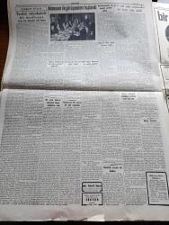 Cumhuriyet Gazetesi - 20 Mart 1954 - Pazarlık Yazan Nadir Nadi Köşe Yazısı - Demokrat Parti'nin Aday Yoklamaları Bir Hafta Tehir Edildi - Milli Futbol Takımımız Bu Sabah Gelecek - İtalyan Hükümeti Komünist Partisine Harp İlan Etti - Doktor Adenauer İle Görüşmeler Başladı - Çarşıkapıda Dün Gece Yangın Çıktı Fotoğraf - Osman Güzel Mağazası Ve Marmara Fotoğrafhanesi Tamamen Yandı - Cumhurbaşkanı Celal Bayar Çankaya'da Adenauer İle Birlikte Fotoğraf - Binicilik Ekibi Bugün Fransa'ya Gidiyor - İnce Memed Yazan Yaşar Kemal Yazı Dizisi - Millet Partisinden Niçin Çekildim Yazan Hikmet Bayur Yazı Dizisi - Mısırlı Kadınlar Açlık Grevine Son Verdiler - Vefa İstanbulspor Maçı - Galatasaray'ın Kıbrıs Seyahati - Çetinkaya Takımı Antrenörü Naci Özkaya - Beşiktaş Kulübünün Senelik Kongresi - Sarayların Aşk İlahesi Desiree Yazan Annemarie Selinko Yazı Dizisi - Arı Bisküvileri - Hawkins Düdüklü Tencere -  Roja Briyantin