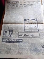 Cumhuriyet Gazetesi - 26 Şubat 1955 - Başvekil Adnan Menderes Dün Bağdat'tan Geri Döndü - Başvekil Adnan Menderes Bağdat Havaalanında Nuri Said Paşa İle Birlikte Fotoğraf - 2,5 ve 5 Liralıklar Metal Oluyor - Fransa Ordu Takımı İle Maç Yapacağız -  Yeni 100 Hastane Asistanı İçin Mecliste Dünkü Tartışmalar - Fantezi Kravatlı Sahte Şubat Mehmet Kuloğlu - 8000 Beyin Ameliyatı Yapan Cerrah Herbert Oliver İstanbul'da - Sisli Ufuklar Yazan Taylor Caldwell Yazı Dizisi - Önümüzdeki 5 Yıl Harp Olmayacak - Hacıbeyzade Yazan Burhan Felek Köşe Yazısı - Fenerbahçe Hacettepeyi 6 3 Yendi - İstanbul Venedik Kılıç Müsabakaları - Bir Bekarın Sevgilileri Yazan Maurice Dekobra Yazı Dizisi - İstanbul Belediyesi Şehir Tiyatroları Dram Kısmında Altıncı Kat Oyunu - Günün Resimleri - Resimli Roman Gangsterler Yatağı Yazan George Simenon - Günün Resimleri - Shell - Gözen Kremleri - Facta Hesap Makinesi