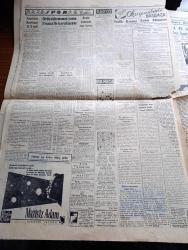 Cumhuriyet Gazetesi - 26 Şubat 1955 - Başvekil Adnan Menderes Dün Bağdat'tan Geri Döndü - Başvekil Adnan Menderes Bağdat Havaalanında Nuri Said Paşa İle Birlikte Fotoğraf - 2,5 ve 5 Liralıklar Metal Oluyor - Fransa Ordu Takımı İle Maç Yapacağız -  Yeni 100 Hastane Asistanı İçin Mecliste Dünkü Tartışmalar - Fantezi Kravatlı Sahte Şubat Mehmet Kuloğlu - 8000 Beyin Ameliyatı Yapan Cerrah Herbert Oliver İstanbul'da - Sisli Ufuklar Yazan Taylor Caldwell Yazı Dizisi - Önümüzdeki 5 Yıl Harp Olmayacak - Hacıbeyzade Yazan Burhan Felek Köşe Yazısı - Fenerbahçe Hacettepeyi 6 3 Yendi - İstanbul Venedik Kılıç Müsabakaları - Bir Bekarın Sevgilileri Yazan Maurice Dekobra Yazı Dizisi - İstanbul Belediyesi Şehir Tiyatroları Dram Kısmında Altıncı Kat Oyunu - Günün Resimleri - Resimli Roman Gangsterler Yatağı Yazan George Simenon - Günün Resimleri - Shell - Gözen Kremleri - Facta Hesap Makinesi