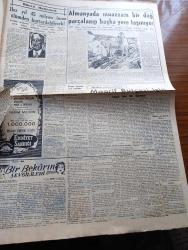 Cumhuriyet Gazetesi - 26 Şubat 1955 - Başvekil Adnan Menderes Dün Bağdat'tan Geri Döndü - Başvekil Adnan Menderes Bağdat Havaalanında Nuri Said Paşa İle Birlikte Fotoğraf - 2,5 ve 5 Liralıklar Metal Oluyor - Fransa Ordu Takımı İle Maç Yapacağız -  Yeni 100 Hastane Asistanı İçin Mecliste Dünkü Tartışmalar - Fantezi Kravatlı Sahte Şubat Mehmet Kuloğlu - 8000 Beyin Ameliyatı Yapan Cerrah Herbert Oliver İstanbul'da - Sisli Ufuklar Yazan Taylor Caldwell Yazı Dizisi - Önümüzdeki 5 Yıl Harp Olmayacak - Hacıbeyzade Yazan Burhan Felek Köşe Yazısı - Fenerbahçe Hacettepeyi 6 3 Yendi - İstanbul Venedik Kılıç Müsabakaları - Bir Bekarın Sevgilileri Yazan Maurice Dekobra Yazı Dizisi - İstanbul Belediyesi Şehir Tiyatroları Dram Kısmında Altıncı Kat Oyunu - Günün Resimleri - Resimli Roman Gangsterler Yatağı Yazan George Simenon - Günün Resimleri - Shell - Gözen Kremleri - Facta Hesap Makinesi