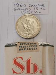 27 Mayıs 1960 DARBE Hatırası Gümüş 10 tl. Ve Subaylara Mahsus 27 Mayıs 1960 Milletle Elele Yazılı Dolu Sigara Paketi. Koleksiyonluk. Para 15 gr.