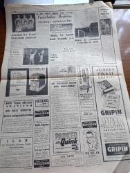 Cumhuriyet Gazetesi - 18 Ocak 1962 - Başbakan İsmet İnönü Demokrasiden Vazgeçilmeyecek  Dedi - Bir İki Yıl Geri Bırakılsa Yazan Nadir Nadi Köşe Yazısı - Dominikte İktidarı Dün Bir Sivil Askeri Cunta Ele Aldı - Ragıp Gümüşpala Adalet Partisi Ve CHP Gericilik Ve Komünizmi Tenkil Edecektir Dedi - Kayseri'de 4 Yassıada Mahkumuna Dün Geniş Çapta Tezahürat Yapıldı - Erguvan Ağacı Yazan A. J. Cronin Yazı Dizisi - Soğuk Algınlığına Karşı Vicks - Tiyatro Cüneyt Gökçer Ne Diyor Yazan Lütfi Ay - Devlet İşleri Yazan Burhan Felek Köşe Yazısı - Mussolini'nin Oğlu İle Sophia Loren'in Kız Kardeşi Üç Mart'ta Evleniyorlar - İstatistikler Fransız Halkının Brigitte Bardot'tan Bıktığını Söylüyor - Bay Oscar Karikatür - İstanbul'un Taşı Toprağı Yazan Orhan Kemal Yazı Dizisi - Bugünkü Radyo Programı - Dolmabahçe Stadına Nihayet Dün Işıklandırma Direklerinin İlki Dikildi - İstanbul Kız Lisesi Voleybolda Şampiyon - Fenerbahçe Beşiktaş Rövanşı Oynuyorlar - Gripin