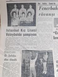 Cumhuriyet Gazetesi - 18 Ocak 1962 - Başbakan İsmet İnönü Demokrasiden Vazgeçilmeyecek  Dedi - Bir İki Yıl Geri Bırakılsa Yazan Nadir Nadi Köşe Yazısı - Dominikte İktidarı Dün Bir Sivil Askeri Cunta Ele Aldı - Ragıp Gümüşpala Adalet Partisi Ve CHP Gericilik Ve Komünizmi Tenkil Edecektir Dedi - Kayseri'de 4 Yassıada Mahkumuna Dün Geniş Çapta Tezahürat Yapıldı - Erguvan Ağacı Yazan A. J. Cronin Yazı Dizisi - Soğuk Algınlığına Karşı Vicks - Tiyatro Cüneyt Gökçer Ne Diyor Yazan Lütfi Ay - Devlet İşleri Yazan Burhan Felek Köşe Yazısı - Mussolini'nin Oğlu İle Sophia Loren'in Kız Kardeşi Üç Mart'ta Evleniyorlar - İstatistikler Fransız Halkının Brigitte Bardot'tan Bıktığını Söylüyor - Bay Oscar Karikatür - İstanbul'un Taşı Toprağı Yazan Orhan Kemal Yazı Dizisi - Bugünkü Radyo Programı - Dolmabahçe Stadına Nihayet Dün Işıklandırma Direklerinin İlki Dikildi - İstanbul Kız Lisesi Voleybolda Şampiyon - Fenerbahçe Beşiktaş Rövanşı Oynuyorlar - Gripin