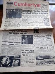 Cumhuriyet Gazetesi - 31 Ocak 1957 - Adnan Menderes Turgut Reisin Türbesini Ziyaret Etti Fotoğraf - İthalattan Hazine Hissesi Tacirleri Telaşa Düşürdü - İsveçte  Rus Casusu Olarak Tevkif Edilen İstanbullu Zartanyan  - Şair Ziya Osman Saba Vefat Etti - İlaç Darlığı Ve Hastanelere Kabul Edilmeyen Hastalar - Eisenhower'in Ortadoğu Planı Amerika Temsilciler Meclisinde Kahir Ekseriyetle Kabul Edildi - İdam Sehpasında Can Veren Devletliler Derleyen Cemaleddin Saraçoğlu Yazı Dizisi - Despot Yazan Reşat Enis Yazı Dizisi - Karısına Fuhuş Yaptıran Adam - Uydurma Selanik Davası Oktay Engin'in Ebeveyni Üzerinden Manevi Baskı Yapılıyor -  İthalat Vergisi Burhan Felek Köşe Yazısı  - Kalbimin Sesi Filmi Lale Sinemasında  - Tanrıdağ Ziyafeti Provalarında Altan Hanoğlu Ve Talat Artemel - Tek Devrelik Gollerle Galatasaray 4 Emniyet 1 - Adalet Beyoğluspor Maçı Bugün - Silahlı Kuvvetler Harb Okulları İkinci Spor Bayramı Yapılıyor -  Fenerbahçe'nin 50. Yılı İçin İharoş Davet Edildi - Komili Sabun Tozu
