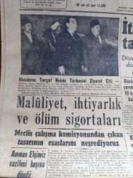 Cumhuriyet Gazetesi - 31 Ocak 1957 - Adnan Menderes Turgut Reisin Türbesini Ziyaret Etti Fotoğraf - İthalattan Hazine Hissesi Tacirleri Telaşa Düşürdü - İsveçte  Rus Casusu Olarak Tevkif Edilen İstanbullu Zartanyan  - Şair Ziya Osman Saba Vefat Etti - İlaç Darlığı Ve Hastanelere Kabul Edilmeyen Hastalar - Eisenhower'in Ortadoğu Planı Amerika Temsilciler Meclisinde Kahir Ekseriyetle Kabul Edildi - İdam Sehpasında Can Veren Devletliler Derleyen Cemaleddin Saraçoğlu Yazı Dizisi - Despot Yazan Reşat Enis Yazı Dizisi - Karısına Fuhuş Yaptıran Adam - Uydurma Selanik Davası Oktay Engin'in Ebeveyni Üzerinden Manevi Baskı Yapılıyor -  İthalat Vergisi Burhan Felek Köşe Yazısı  - Kalbimin Sesi Filmi Lale Sinemasında  - Tanrıdağ Ziyafeti Provalarında Altan Hanoğlu Ve Talat Artemel - Tek Devrelik Gollerle Galatasaray 4 Emniyet 1 - Adalet Beyoğluspor Maçı Bugün - Silahlı Kuvvetler Harb Okulları İkinci Spor Bayramı Yapılıyor -  Fenerbahçe'nin 50. Yılı İçin İharoş Davet Edildi - Komili Sabun Tozu