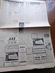 Cumhuriyet Gazetesi - 31 Ocak 1957 - Adnan Menderes Turgut Reisin Türbesini Ziyaret Etti Fotoğraf - İthalattan Hazine Hissesi Tacirleri Telaşa Düşürdü - İsveçte  Rus Casusu Olarak Tevkif Edilen İstanbullu Zartanyan  - Şair Ziya Osman Saba Vefat Etti - İlaç Darlığı Ve Hastanelere Kabul Edilmeyen Hastalar - Eisenhower'in Ortadoğu Planı Amerika Temsilciler Meclisinde Kahir Ekseriyetle Kabul Edildi - İdam Sehpasında Can Veren Devletliler Derleyen Cemaleddin Saraçoğlu Yazı Dizisi - Despot Yazan Reşat Enis Yazı Dizisi - Karısına Fuhuş Yaptıran Adam - Uydurma Selanik Davası Oktay Engin'in Ebeveyni Üzerinden Manevi Baskı Yapılıyor -  İthalat Vergisi Burhan Felek Köşe Yazısı  - Kalbimin Sesi Filmi Lale Sinemasında  - Tanrıdağ Ziyafeti Provalarında Altan Hanoğlu Ve Talat Artemel - Tek Devrelik Gollerle Galatasaray 4 Emniyet 1 - Adalet Beyoğluspor Maçı Bugün - Silahlı Kuvvetler Harb Okulları İkinci Spor Bayramı Yapılıyor -  Fenerbahçe'nin 50. Yılı İçin İharoş Davet Edildi - Komili Sabun Tozu