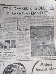 Cumhuriyet Gazetesi - 31 Ocak 1957 - Adnan Menderes Turgut Reisin Türbesini Ziyaret Etti Fotoğraf - İthalattan Hazine Hissesi Tacirleri Telaşa Düşürdü - İsveçte  Rus Casusu Olarak Tevkif Edilen İstanbullu Zartanyan  - Şair Ziya Osman Saba Vefat Etti - İlaç Darlığı Ve Hastanelere Kabul Edilmeyen Hastalar - Eisenhower'in Ortadoğu Planı Amerika Temsilciler Meclisinde Kahir Ekseriyetle Kabul Edildi - İdam Sehpasında Can Veren Devletliler Derleyen Cemaleddin Saraçoğlu Yazı Dizisi - Despot Yazan Reşat Enis Yazı Dizisi - Karısına Fuhuş Yaptıran Adam - Uydurma Selanik Davası Oktay Engin'in Ebeveyni Üzerinden Manevi Baskı Yapılıyor -  İthalat Vergisi Burhan Felek Köşe Yazısı  - Kalbimin Sesi Filmi Lale Sinemasında  - Tanrıdağ Ziyafeti Provalarında Altan Hanoğlu Ve Talat Artemel - Tek Devrelik Gollerle Galatasaray 4 Emniyet 1 - Adalet Beyoğluspor Maçı Bugün - Silahlı Kuvvetler Harb Okulları İkinci Spor Bayramı Yapılıyor -  Fenerbahçe'nin 50. Yılı İçin İharoş Davet Edildi - Komili Sabun Tozu
