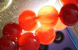 OSMANLI DÖNEMİ MALZEMEDEN YAPILMA ŞIKIR ŞIKIR HARİKA KIRMIZI RENKLİ YELPAZELİ GÜMÜŞ PÜSKÜLLÜ MUHTEŞEM SIKMA KEHRİBAR TESPİH 4ZZ2RR ÇOK NADİR