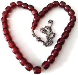 OSMANLI DÖNEMİ MALZEMEDEN YAPILMA ŞIKIR ŞIKIR HARİKA AÇIK KIRMIZI RENKLİ HAVŞALI GÜMÜŞ PÜSKÜLLÜ MUHTEŞEM SIKMA KEHRİBAR TESPİH 1A1E1RR ÇOK NADİR