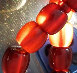 OSMANLI DÖNEMİ MALZEMEDEN YAPILMA ŞIKIR ŞIKIR HARİKA AÇIK KIRMIZI RENKLİ HAVŞALI GÜMÜŞ PÜSKÜLLÜ MUHTEŞEM SIKMA KEHRİBAR TESPİH 1A1E1RR ÇOK NADİR