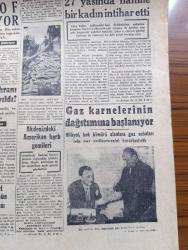 Cumhuriyet Gazetesi - 25 Kasım 1956 - Irak Suriye Hududu Dün Kapatıldı - Mısır Diktatörü Nasır Dün Yeni Bir Hadise Çıkardı - Rusya'dan Gelen Silahların Boşaltıldığı Lazkiye Limanını Gösterir Harita - Türkiye 3. Dünya Harbini Önledi - Gaz Karnelerinin Dağıtımına Başlanıyor Fotoğrafı - Bol Balıktan Şikayet - Avrupa Petrol Buhranı Nasıl Başladı Ve Yayıldı - Dünya Sulhunu Tehlikeye Atan Ortadoğu Petrolleri Yazan Yüksek Petrol Mühendisi Tevfik Sadullah - Yeni Bir Teknik Bilim Durağı Yazan Hasan Ali Yücel - Ankara Vapuru 30 Kasım'da Sefere Çıkıyor - Haftanın Şakaları Yazan Burhan Felek - Tarihin Tarihi İmparatoriçe Öjeni Yazan Alain Decause - İstanbul Belediyesi Şehir Tiyatrosu Dram Kısmında Gizli Anne Oyunu - Suriye Toprakları Üzerinden Gündüzleri Uçak Geçmesini Yasak Etti - Türkiye Çekoslovakya Milli Maçı Bugün Oynanıyor - XVI. Olimpiyat Oyunları - Amerikalı Atletlerin Başarılı Günü - Güreş Biletleri Karaborsada - Kasımpaşa Beyoğlusporu 2 1 Yendi - Beşiktaş Beykoz Maçı Bugün Oynanıyor