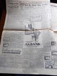 Cumhuriyet Gazetesi - 25 Kasım 1956 - Irak Suriye Hududu Dün Kapatıldı - Mısır Diktatörü Nasır Dün Yeni Bir Hadise Çıkardı - Rusya'dan Gelen Silahların Boşaltıldığı Lazkiye Limanını Gösterir Harita - Türkiye 3. Dünya Harbini Önledi - Gaz Karnelerinin Dağıtımına Başlanıyor Fotoğrafı - Bol Balıktan Şikayet - Avrupa Petrol Buhranı Nasıl Başladı Ve Yayıldı - Dünya Sulhunu Tehlikeye Atan Ortadoğu Petrolleri Yazan Yüksek Petrol Mühendisi Tevfik Sadullah - Yeni Bir Teknik Bilim Durağı Yazan Hasan Ali Yücel - Ankara Vapuru 30 Kasım'da Sefere Çıkıyor - Haftanın Şakaları Yazan Burhan Felek - Tarihin Tarihi İmparatoriçe Öjeni Yazan Alain Decause - İstanbul Belediyesi Şehir Tiyatrosu Dram Kısmında Gizli Anne Oyunu - Suriye Toprakları Üzerinden Gündüzleri Uçak Geçmesini Yasak Etti - Türkiye Çekoslovakya Milli Maçı Bugün Oynanıyor - XVI. Olimpiyat Oyunları - Amerikalı Atletlerin Başarılı Günü - Güreş Biletleri Karaborsada - Kasımpaşa Beyoğlusporu 2 1 Yendi - Beşiktaş Beykoz Maçı Bugün Oynanıyor