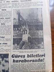 Cumhuriyet Gazetesi - 25 Kasım 1956 - Irak Suriye Hududu Dün Kapatıldı - Mısır Diktatörü Nasır Dün Yeni Bir Hadise Çıkardı - Rusya'dan Gelen Silahların Boşaltıldığı Lazkiye Limanını Gösterir Harita - Türkiye 3. Dünya Harbini Önledi - Gaz Karnelerinin Dağıtımına Başlanıyor Fotoğrafı - Bol Balıktan Şikayet - Avrupa Petrol Buhranı Nasıl Başladı Ve Yayıldı - Dünya Sulhunu Tehlikeye Atan Ortadoğu Petrolleri Yazan Yüksek Petrol Mühendisi Tevfik Sadullah - Yeni Bir Teknik Bilim Durağı Yazan Hasan Ali Yücel - Ankara Vapuru 30 Kasım'da Sefere Çıkıyor - Haftanın Şakaları Yazan Burhan Felek - Tarihin Tarihi İmparatoriçe Öjeni Yazan Alain Decause - İstanbul Belediyesi Şehir Tiyatrosu Dram Kısmında Gizli Anne Oyunu - Suriye Toprakları Üzerinden Gündüzleri Uçak Geçmesini Yasak Etti - Türkiye Çekoslovakya Milli Maçı Bugün Oynanıyor - XVI. Olimpiyat Oyunları - Amerikalı Atletlerin Başarılı Günü - Güreş Biletleri Karaborsada - Kasımpaşa Beyoğlusporu 2 1 Yendi - Beşiktaş Beykoz Maçı Bugün Oynanıyor