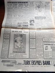 Cumhuriyet Gazetesi - 3 Nisan 1957 - Batı Almanya Başbakanı Adenauer Memleketimize Kısa Bir Ziyarette Bulundu  Adnan Menderes'in Elini Sıkarken Fotoğraf - Pide Kuyruğu Fotoğrafı - Hürriyet Partisi Ve Bahar Havası - Kıbrıs Liderleri Doktor Fazıl Küçük Ve Faiz Kaymak Dün Ankara'ya Geldiler - Zeytinyağı İhracatçılarına Yüzde 100 Prim Verilecek - Cezayir Hadiseleri İçin Sözlü Soru - Milletvekili İrfan Aksu'nun Demokrat Parti'den İhracı İstendi - 50 Yıl Evvelki Kuleli'den Hatıralar Nizamiye Kapısı Yazan Hasan Amca Yazı Dizisi - Kırkıncı Oda Yazan Peride Celal Yazı Dizisi - Avrupa'da Komünist Gazeteler Kapanıyor - Amerika Süveyş Kanalını Boykot Etmeyecek - Kızımız Ayla Helvacıoğlu'nun Stuttgart Radyosunda Gösterdiği Başarı - Televizyon Zararlı İmiş - Cumhuriyet Tefrikası Kör Düğüm Çeviren Hatice Vildan Yazı Dizisi - Galatasaray Basketbolda Beşiktaş'ı 81 53 Yendi - Futbolun Yaşayan Kralı Stanley Matthews - Alphons Halimi Horoz Siklet Dünya Şampiyonu Oldu - General Electric Ampul
