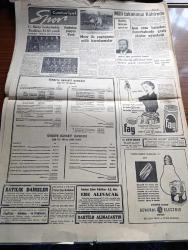 Cumhuriyet Gazetesi - 3 Nisan 1957 - Batı Almanya Başbakanı Adenauer Memleketimize Kısa Bir Ziyarette Bulundu  Adnan Menderes'in Elini Sıkarken Fotoğraf - Pide Kuyruğu Fotoğrafı - Hürriyet Partisi Ve Bahar Havası - Kıbrıs Liderleri Doktor Fazıl Küçük Ve Faiz Kaymak Dün Ankara'ya Geldiler - Zeytinyağı İhracatçılarına Yüzde 100 Prim Verilecek - Cezayir Hadiseleri İçin Sözlü Soru - Milletvekili İrfan Aksu'nun Demokrat Parti'den İhracı İstendi - 50 Yıl Evvelki Kuleli'den Hatıralar Nizamiye Kapısı Yazan Hasan Amca Yazı Dizisi - Kırkıncı Oda Yazan Peride Celal Yazı Dizisi - Avrupa'da Komünist Gazeteler Kapanıyor - Amerika Süveyş Kanalını Boykot Etmeyecek - Kızımız Ayla Helvacıoğlu'nun Stuttgart Radyosunda Gösterdiği Başarı - Televizyon Zararlı İmiş - Cumhuriyet Tefrikası Kör Düğüm Çeviren Hatice Vildan Yazı Dizisi - Galatasaray Basketbolda Beşiktaş'ı 81 53 Yendi - Futbolun Yaşayan Kralı Stanley Matthews - Alphons Halimi Horoz Siklet Dünya Şampiyonu Oldu - General Electric Ampul