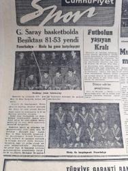 Cumhuriyet Gazetesi - 3 Nisan 1957 - Batı Almanya Başbakanı Adenauer Memleketimize Kısa Bir Ziyarette Bulundu  Adnan Menderes'in Elini Sıkarken Fotoğraf - Pide Kuyruğu Fotoğrafı - Hürriyet Partisi Ve Bahar Havası - Kıbrıs Liderleri Doktor Fazıl Küçük Ve Faiz Kaymak Dün Ankara'ya Geldiler - Zeytinyağı İhracatçılarına Yüzde 100 Prim Verilecek - Cezayir Hadiseleri İçin Sözlü Soru - Milletvekili İrfan Aksu'nun Demokrat Parti'den İhracı İstendi - 50 Yıl Evvelki Kuleli'den Hatıralar Nizamiye Kapısı Yazan Hasan Amca Yazı Dizisi - Kırkıncı Oda Yazan Peride Celal Yazı Dizisi - Avrupa'da Komünist Gazeteler Kapanıyor - Amerika Süveyş Kanalını Boykot Etmeyecek - Kızımız Ayla Helvacıoğlu'nun Stuttgart Radyosunda Gösterdiği Başarı - Televizyon Zararlı İmiş - Cumhuriyet Tefrikası Kör Düğüm Çeviren Hatice Vildan Yazı Dizisi - Galatasaray Basketbolda Beşiktaş'ı 81 53 Yendi - Futbolun Yaşayan Kralı Stanley Matthews - Alphons Halimi Horoz Siklet Dünya Şampiyonu Oldu - General Electric Ampul
