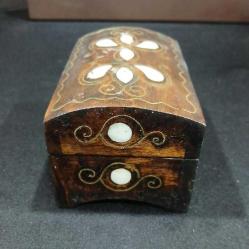 Mücevher Kutusu, AHŞAP ÜZERİ YOĞUN SEDEF KAPLI MÜCEVHER KUTUSU 12 CM x 6 CM.