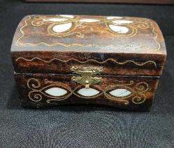 Mücevher Kutusu, AHŞAP ÜZERİ YOĞUN SEDEF KAPLI MÜCEVHER KUTUSU 12 CM x 6 CM.