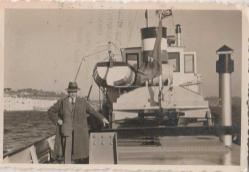 1930 LU YILLAR İSTANBUL BOĞAZI KULELİ ÖNÜNDE  VAPUR GEMİ GÖRSELLİ SİYAH BEYAZ FOTOĞRAF