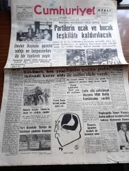 Cumhuriyet Gazetesi - 24 Haziran 1960 - İkisi Arasında Koca Bir Gam Var Yazan Nadir Nadi Köşe Yazısı - Devlet Başkanı Cemal Gürsel Başbakanlık Müsteşarı Albay Alpaslan Türkeş Gazete Sahip Ve Başyazarları İle Bir Toplantı Yaptı  Foto -Bakanların Kurulunun Aldığı Mühim Bir Karar - Partilerin Ocak Ve Bucak Teşkilatı Kaldırılacak - Bütün Yurtta Polis İle Millet Elele Verdi - Topkapıda İsmet İnönü Paşaya Karşı Suikast Teşebbüsünü Önleyen Binbaşı Kenan Bayraktarın İfşaatı - Kayıp Talebelerle İlgili Yeni Bir Açıklama - Yurt Dışındaki Türkler De Hazineye Yardıma Koşuyor - Yıldızlar Mahallesinde Komiserdim Beverly Hills Yazan Clinton Anderson Yazı Dizisi - Dümensiz Gemi Yazan Rikkat Köknar Yazı Dizisi - Japon Başbakanı Kişi Nihayet İstifasını Verdi - Japonya'da Komünistler Dövüştü- Fidel Castro Aleyhtarı Bir Cephe Kuruldu - Resimli Roman Başkasının Günahı Çizen Yves Sayol - 1960 Plaj Modası  - Şampiyon Beşiktaş Şampiyon Takım Ve Futbolcuları - 598. Kırkpınar Güreşleri Bugün Edirne'de Başlıyor