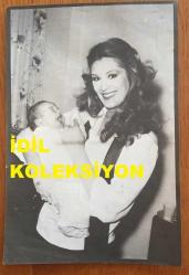 GÜLŞEN BUBİKOĞLU'NUN AJANS BASIMI ORİJİNAL FOTOĞRAFI (KAĞIT BASKI) - 18 x 12 cm EBADINDA - GÜLŞEN BUBİKOĞLU, BEBEĞİ ZEYNEP İNANOĞLU'NU KUCAĞINDA TUTUP GÜLÜMSERKEN