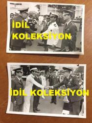 TÜRK SİLAHLI KUVVETLERİNİN 16. GENELKURMAY BAŞKANI ORGENERAL SEMİH SANCAR'IN ORİJİNAL 2'Lİ FOTOĞRAF SETİ - 18 x 12 cm EBADINDA - SEMİH SANCAR KATILDIĞI BİR TÖRENDE ASKERİ KITADAKİ SUBAYLARLA SELAMLAŞIRKEN ÇEKİLMİŞ 2 FARKLI KARE