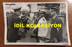 TÜRK SİLAHLI KUVVETLERİNİN 16. GENELKURMAY BAŞKANI ORGENERAL SEMİH SANCAR'IN ORİJİNAL 2'Lİ FOTOĞRAF SETİ - 18 x 12 cm EBADINDA - SEMİH SANCAR KATILDIĞI BİR TÖRENDE ASKERİ KITADAKİ SUBAYLARLA SELAMLAŞIRKEN ÇEKİLMİŞ 2 FARKLI KARE