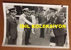 TÜRK SİLAHLI KUVVETLERİNİN 16. GENELKURMAY BAŞKANI ORGENERAL SEMİH SANCAR'IN ORİJİNAL 2'Lİ FOTOĞRAF SETİ - 18 x 12 cm EBADINDA - SEMİH SANCAR KATILDIĞI BİR TÖRENDE ASKERİ KITADAKİ SUBAYLARLA SELAMLAŞIRKEN ÇEKİLMİŞ 2 FARKLI KARE
