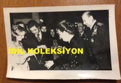 TÜRK SİLAHLI KUVVETLERİNİN 16. GENELKURMAY BAŞKANI ORGENERAL SEMİH SANCAR'IN ORİJİNAL FOTOĞRAFI - 18 x 12 cm EBADINDA - SEMİH SANCAR ve EŞİ VEFİKA SANCAR, KORGENERAL FAZIL POLAT'IN OĞLUNUN NİŞAN TÖRENİNDELER, 6 MART 1978