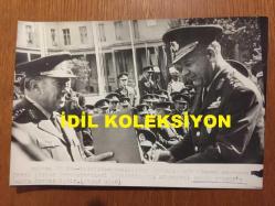 TÜRK SİLAHLI KUVVETLERİNİN 16. GENELKURMAY BAŞKANI ORGENERAL SEMİH SANCAR'IN ORİJİNAL FOTOĞRAFI - 18 x 12 cm EBADINDA - ORGENERAL SEMİH SANCAR ve ORGENERAL FARUK GÜRLER AYNI KAREDE