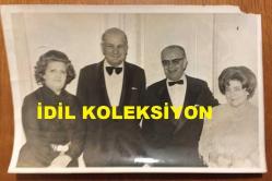 TÜRK SİLAHLI KUVVETLERİNİN 16. GENELKURMAY BAŞKANI ORGENERAL SEMİH SANCAR'IN ORİJİNAL FOTOĞRAFI - 18 x 12 cm EBADINDA - SEMİH SANCAR, EŞİ VEFİKA SANCAR, 5. CUMHURBAŞKANI VE TÜRK SİLAHLI KUVVETLERİNİN 12. GENELKURMAY BAŞKANI CEVDET SUNAY ve EŞİ ATIFET SUNAY HATIRA FOTOĞRAFI ÇEKTİRİRLERKEN
