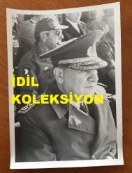 TÜRK SİLAHLI KUVVETLERİNİN 16. GENELKURMAY BAŞKANI ORGENERAL SEMİH SANCAR'IN ORİJİNAL FOTOĞRAFI - 18 x 12 cm EBADINDA - GENELKURMAY BAŞKANI ORGENERAL SEMİH SANCAR BİR TÖRENİ TAKİP EDERKEN
