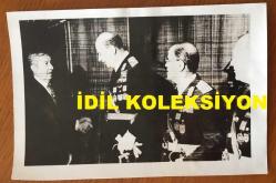 TÜRK SİLAHLI KUVVETLERİNİN 16. GENELKURMAY BAŞKANI ORGENERAL SEMİH SANCAR'IN ORİJİNAL FOTOĞRAFI - 18 x 12 cm EBADINDA - GENELKURMAY BAŞKANI ORGENERAL SEMİH SANCAR KONUĞU ve YANINDAKİ GENERALLERLE AYNI KAREDE